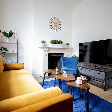 Perfect Location 4Bed 2 Bath Spacious Apartment